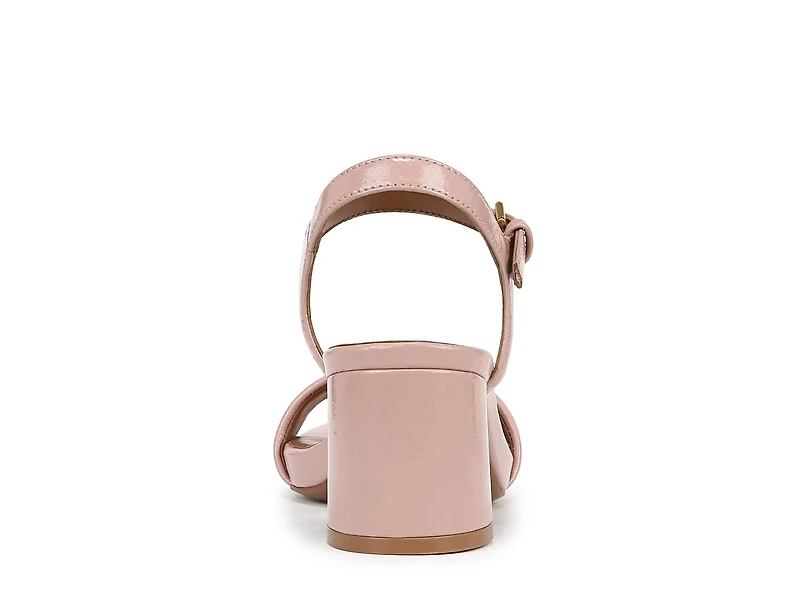 Izzy Sandal