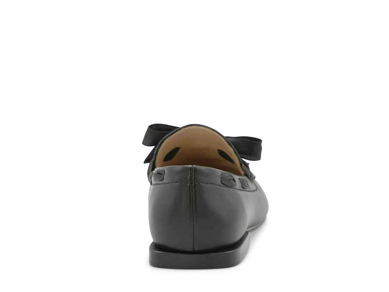 Izzi Flat