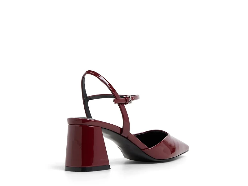 Gennifer Sandal