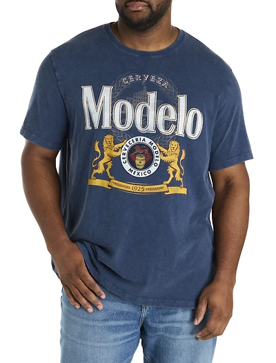 Modelo Logo Graphic Tee