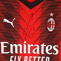 Maillot réplique Puma rouge autographié par Zlatan Ibrahimovic de l'AC Milan 2023-24 - Signature sur le devant