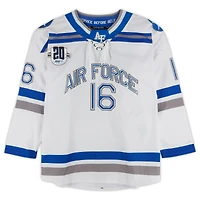 Maillot blanc et bleu numéro des Falcons de l'Air Force avec patch du 20e anniversaire de l'Atlantic Hockey du programme de hockey