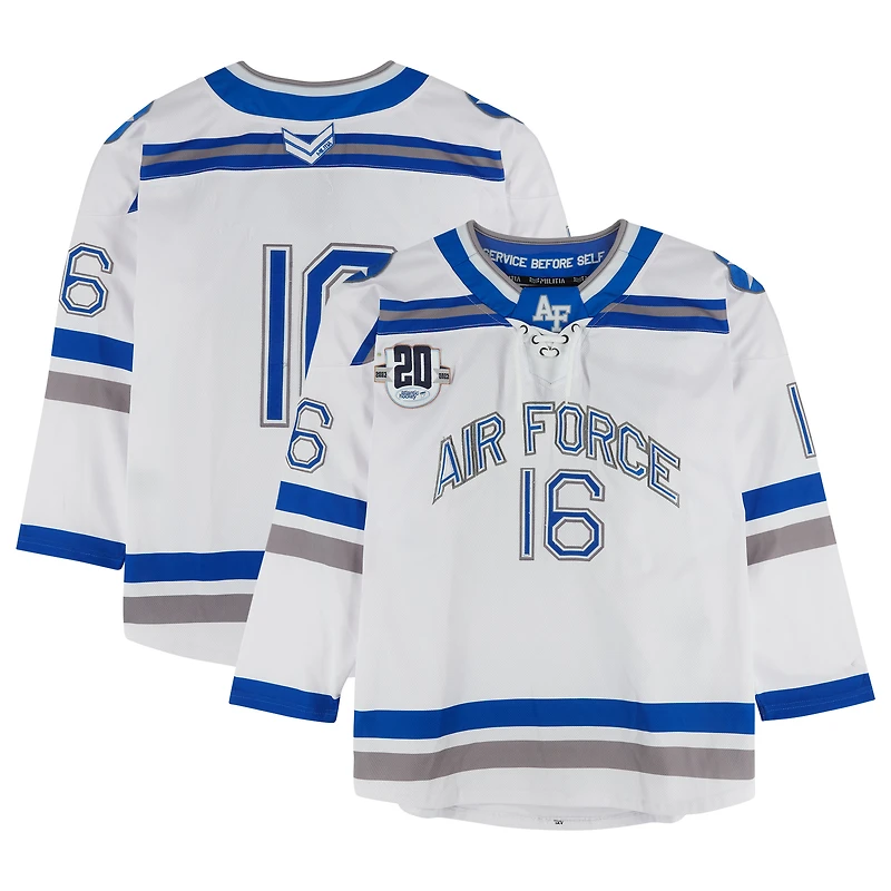 Maillot blanc et bleu numéro des Falcons de l'Air Force avec patch du 20e anniversaire de l'Atlantic Hockey du programme de hockey