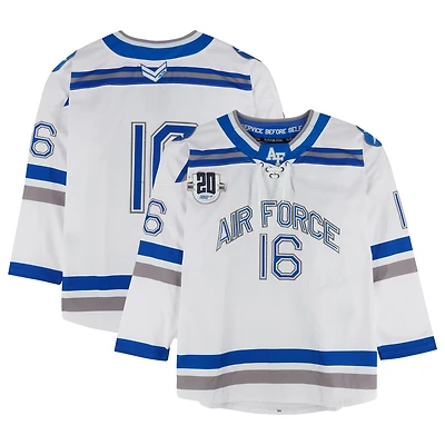 Maillot blanc et bleu numéro des Falcons de l'Air Force avec patch du 20e anniversaire de l'Atlantic Hockey du programme de hockey