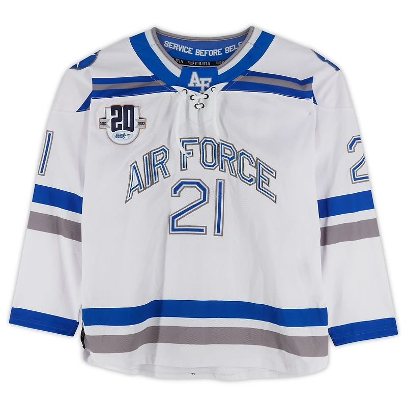 Maillot blanc et bleu numéro 21 de l'équipe des Falcons de l'Air Force avec patch du 20e anniversaire de l'Atlantic Hockey du programme de hockey