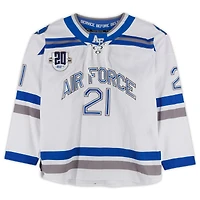 Maillot blanc et bleu numéro 21 de l'équipe des Falcons de l'Air Force avec patch du 20e anniversaire de l'Atlantic Hockey du programme de hockey