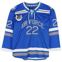 Maillot bleu n° 22 de l'équipe des Falcons de l'Air Force avec écusson du 20e anniversaire du programme de hockey