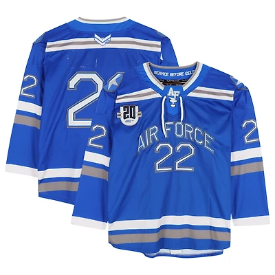Maillot bleu n° 22 de l'équipe des Falcons de l'Air Force avec écusson du 20e anniversaire du programme de hockey