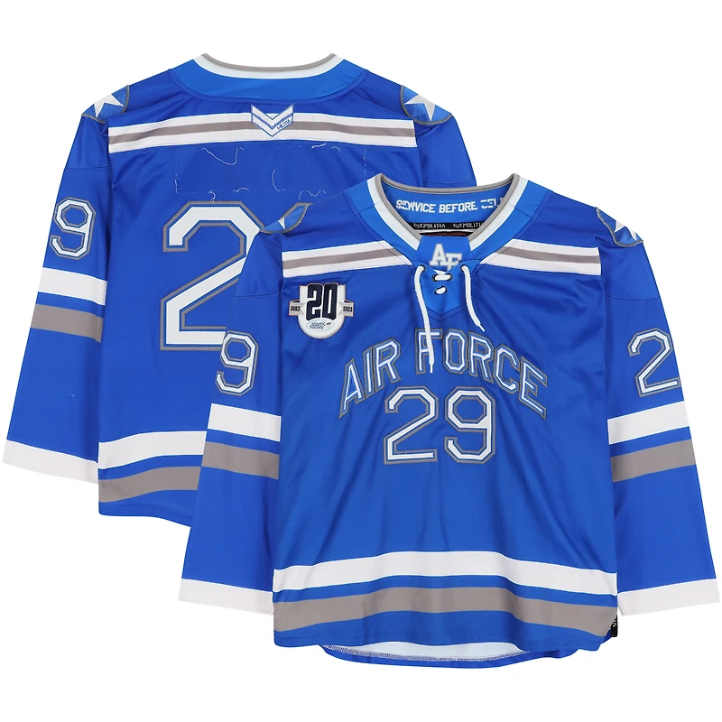 Maillot bleu n° de l'équipe des Falcons de l'Air Force avec écusson du 20e anniversaire du programme de hockey