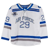 Maillot blanc et bleu numéro des Falcons de l'Air Force avec patch du 20e anniversaire de l'Atlantic Hockey du programme de hockey