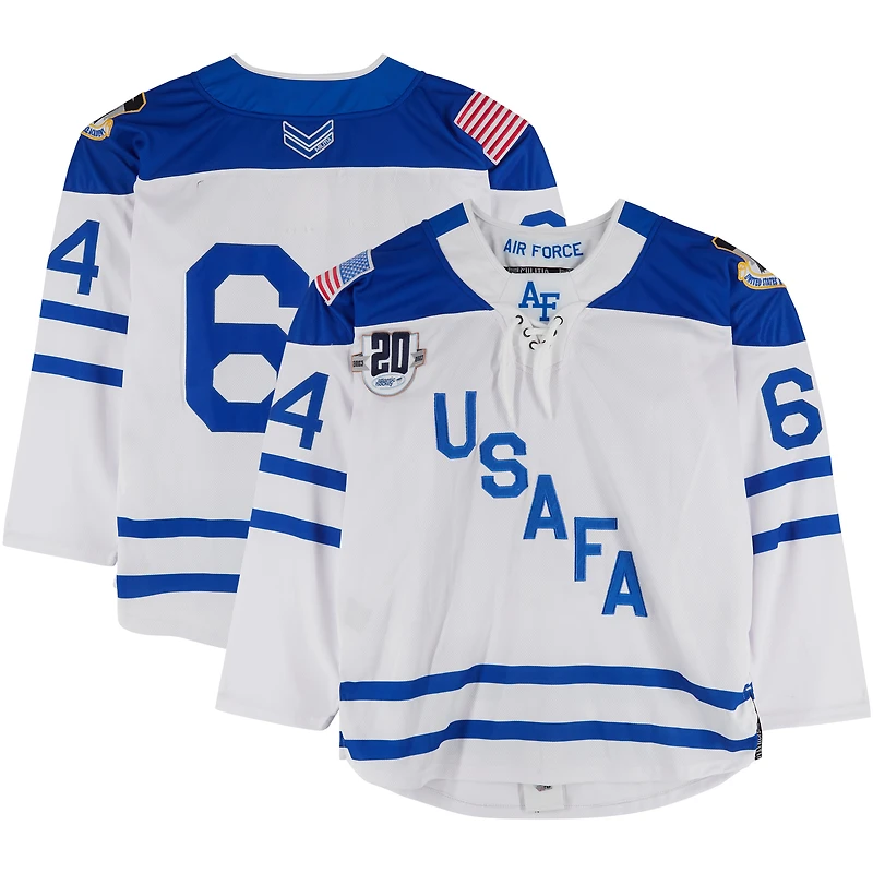 Maillot blanc n° 64 des Falcons de l'Air Force avec écusson du 20e anniversaire du programme de hockey
