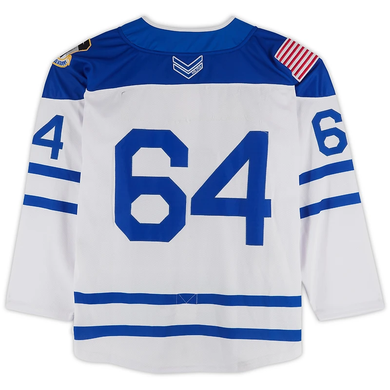 Maillot blanc n° 64 des Falcons de l'Air Force avec écusson du 20e anniversaire du programme de hockey