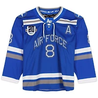 Maillot bleu n°8 de l'équipe des Falcons de l'Air Force avec écusson du 20e anniversaire du programme de hockey