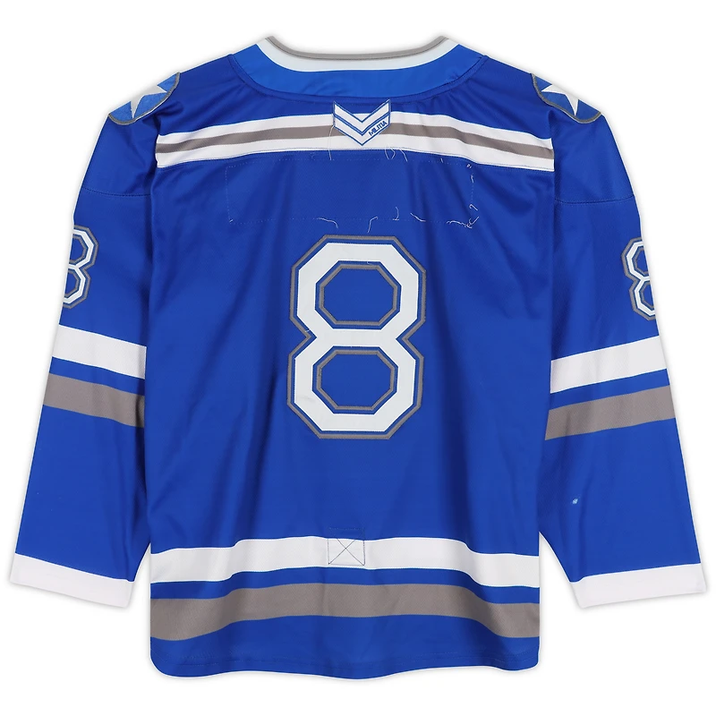 Maillot bleu n°8 de l'équipe des Falcons de l'Air Force avec écusson du 20e anniversaire du programme de hockey