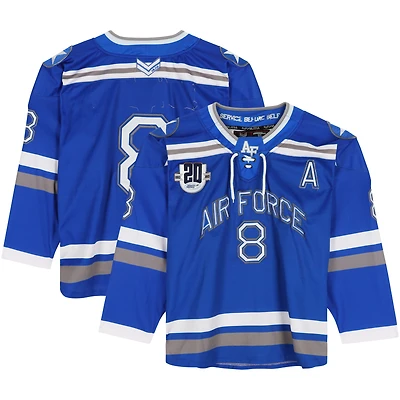 Maillot bleu n°8 de l'équipe des Falcons de l'Air Force avec écusson du 20e anniversaire du programme de hockey