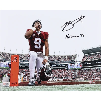 Photo dédicacée de Bryce Young (Alabama Crimson Tide) - 20 x 25 cm - Vue du stade - à genoux - avec inscription « Heisman 21 »