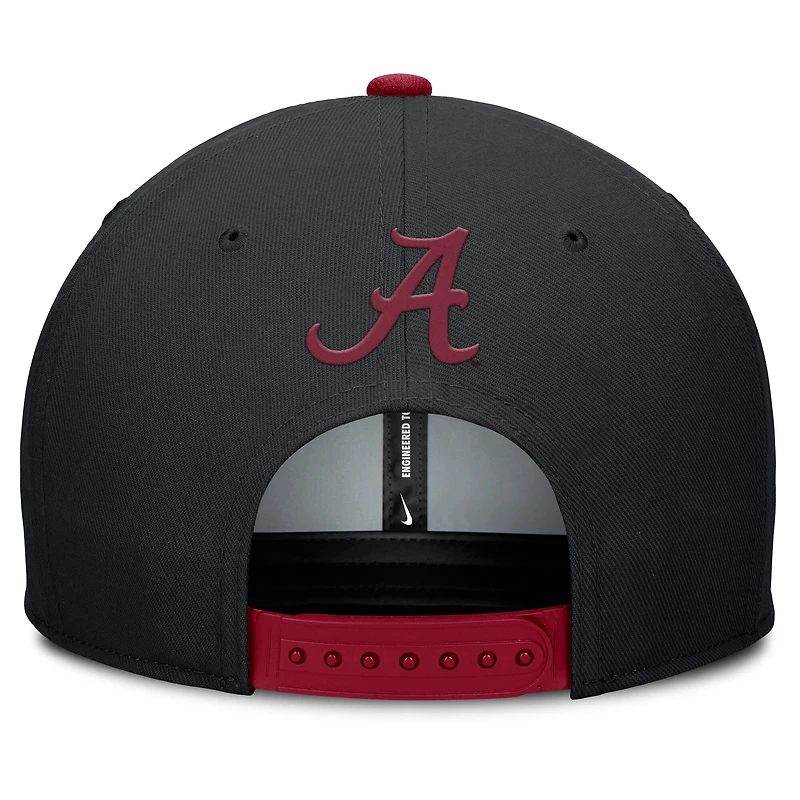 Casquette Nike noire/cramoisie Alabama Crimson Tide 2025 Sideline Campus Pro Local Snapback pour homme