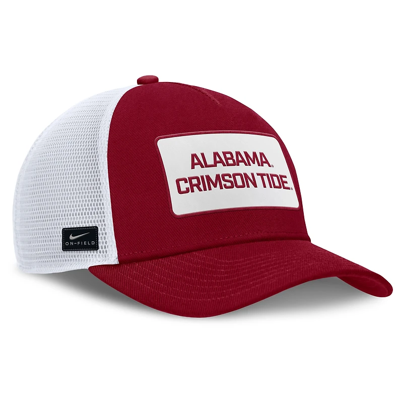 Casquette ajustable Nike Alabama Crimson Tide 2025 On-Field Rise Patch Trucker pour homme, couleur cramoisie/blanche