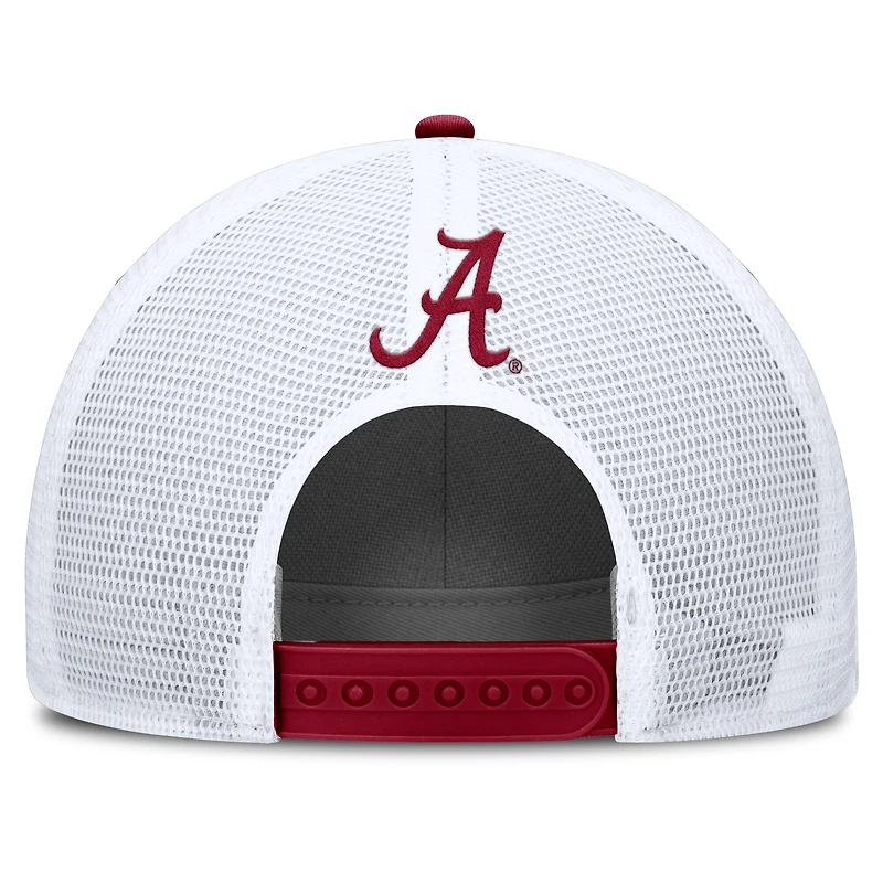 Casquette ajustable Nike Alabama Crimson Tide 2025 On-Field Rise Patch Trucker pour homme, couleur cramoisie/blanche
