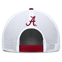 Casquette ajustable Nike Alabama Crimson Tide 2025 On-Field Rise Patch Trucker pour homme, couleur cramoisie/blanche