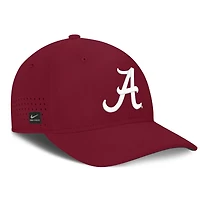 Casquette Nike Crimson Alabama Tide 2026 pour homme, modèle AeroBill Swooshflex Dri-FIT, idéale l'entraînement.