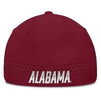 Casquette Nike Crimson Alabama Tide 2026 pour homme, modèle AeroBill Swooshflex Dri-FIT, idéale l'entraînement.