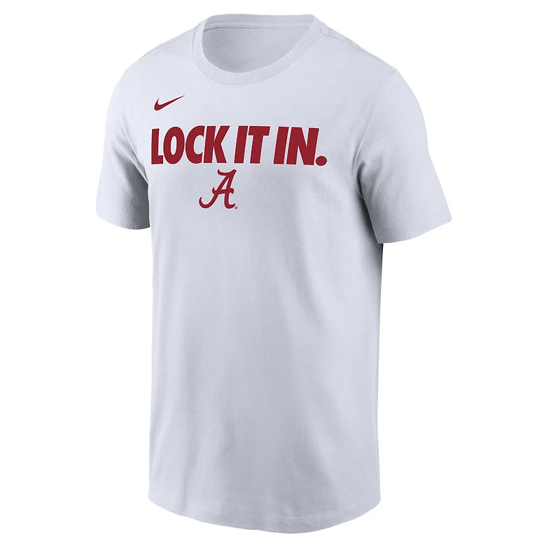 T-shirt Nike blanc pour homme Alabama Crimson Tide 2026, porté sur le banc de touche