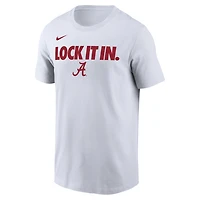 T-shirt Nike blanc pour homme Alabama Crimson Tide 2026, porté sur le banc de touche