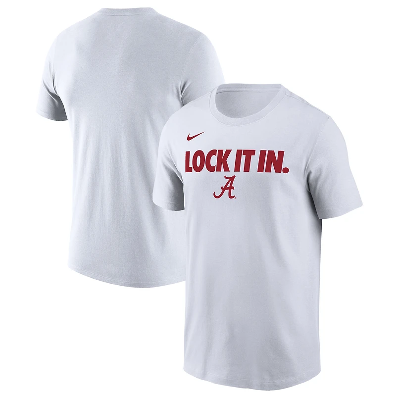 T-shirt Nike blanc pour homme Alabama Crimson Tide 2026, porté sur le banc de touche