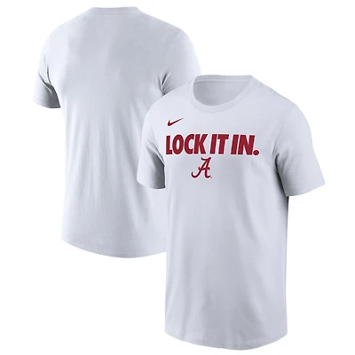 T-shirt Nike blanc pour homme Alabama Crimson Tide 2026, porté sur le banc de touche