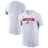 T-shirt Nike blanc pour homme Alabama Crimson Tide 2026, porté sur le banc de touche