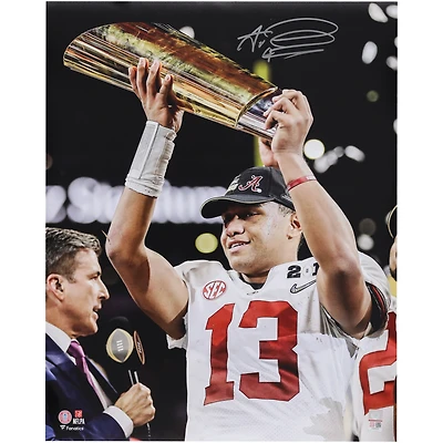 Photo dédicacée de Tua Tagovailoa (Alabama Crimson Tide) - 40 x 50 cm (16 x 20 pouces) - tenant le trophée BCS