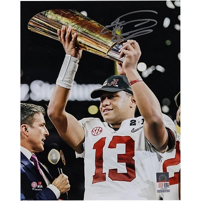 Photo dédicacée de Tua Tagovailoa (Alabama Crimson Tide) - 20 x 25 cm (8 x 10 pouces) - tenant le trophée BCS