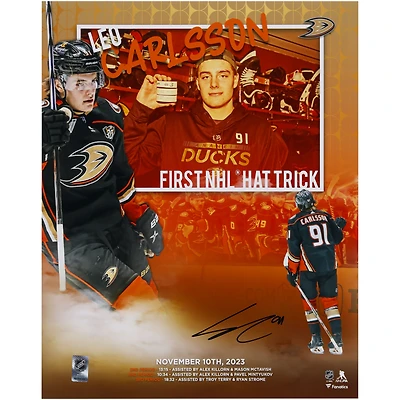 Photographie stylisée autographiée de 16" x 20" de Leo Carlsson des Ducks d'Anaheim, première réalisation du tour du chapeau de la LNH
