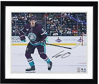 Photo de patinage autographiée de Leo Carlsson, joueur des Ducks d'Anaheim, en maillot violet (16 x 20 pouces).