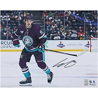 Photo de patinage autographiée de Leo Carlsson, joueur des Ducks d'Anaheim, en maillot violet (16 x 20 pouces).