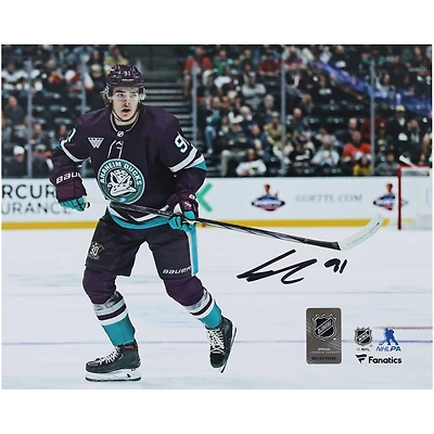Photographie de patinage autographiée de 8" x 10" de Leo Carlsson avec maillot violet des Ducks d'Anaheim