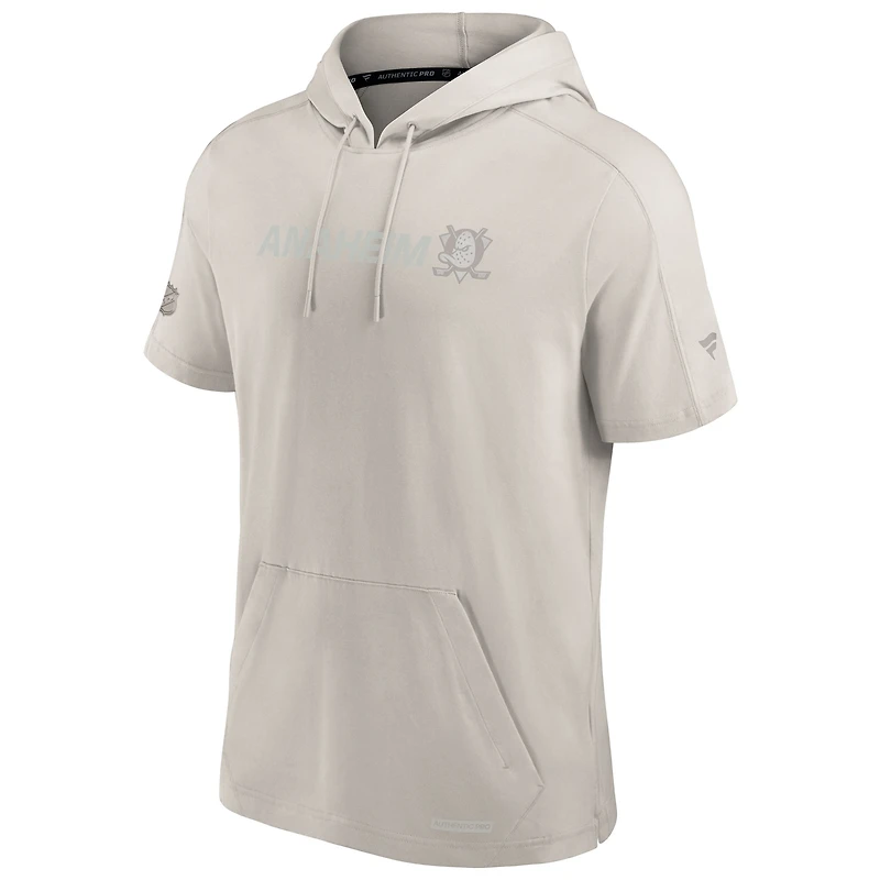 Pull à capuche manches courtes et col rond Fanatics Authentic Pro Road pour homme, gris clair, des Ducks d'Anaheim