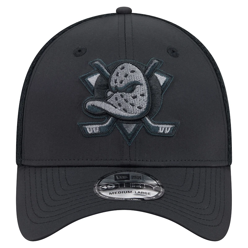 Men's New Era  Black Anaheim Ducks Blackout 39THIRTY Flex Fit Hat