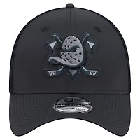 Men's New Era  Black Anaheim Ducks Blackout 39THIRTY Flex Fit Hat