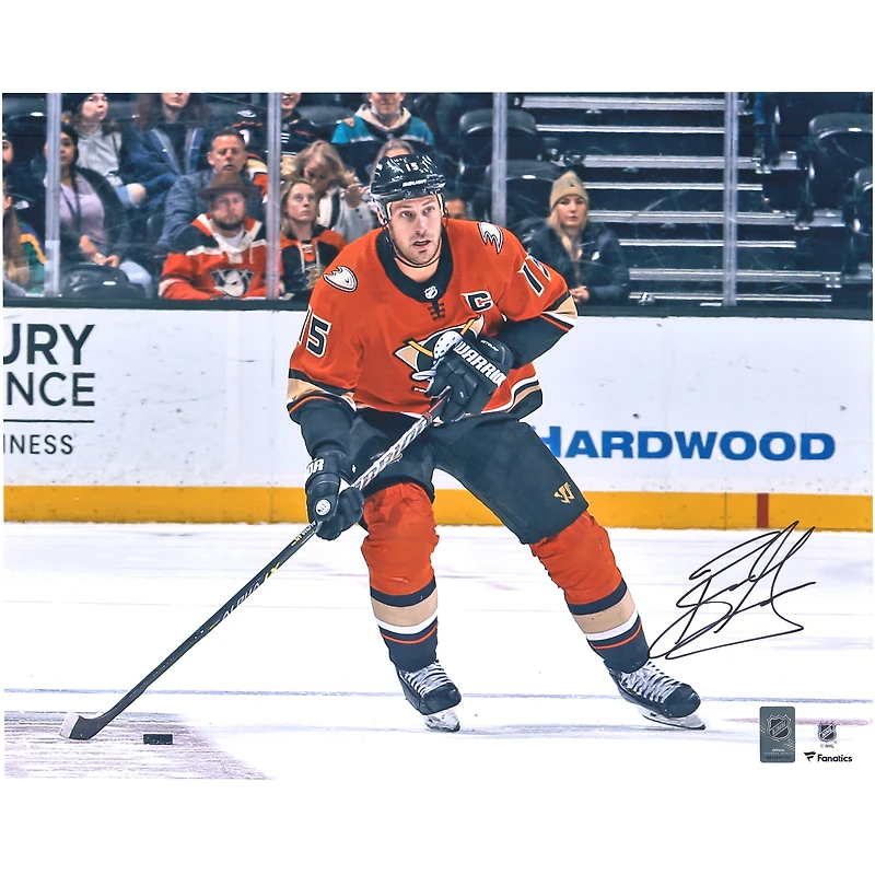 Photo autographiée de Ryan Getzlaf (Anaheim Ducks) en train de patiner avec un palet (40 x 50 cm).