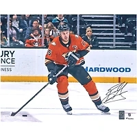 Photo autographiée de Ryan Getzlaf (Anaheim Ducks) en train de patiner avec un palet (40 x 50 cm).