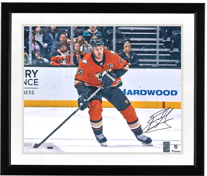 Photo autographiée de Ryan Getzlaf (Anaheim Ducks) en train de patiner avec un palet (40 x 50 cm).