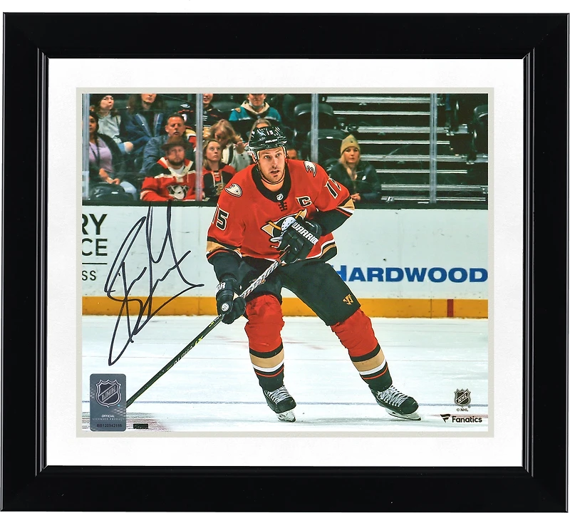 Photographie autographiée de Ryan Getzlaf des Ducks d'Anaheim en maillot orange de 8" x 10" en train de patiner avec une rondelle