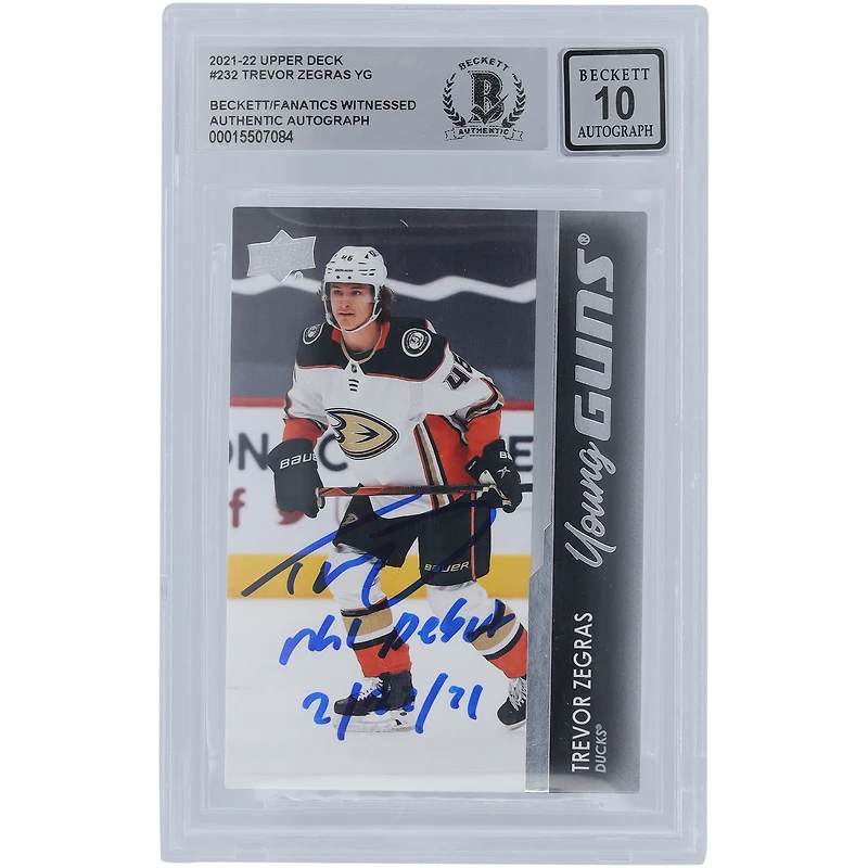 Carte de recrue numéro 10 authentifiée par les fans de Beckett de la série 1 Upper Deck 2021-22 signée Trevor Zegras des Anaheim Ducks avec l'inscription « NHL Debut 2/22/21 »