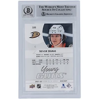 Carte de recrue numéro 10 authentifiée par les fans de Beckett de la série 1 Upper Deck 2021-22 signée Trevor Zegras des Anaheim Ducks avec l'inscription « NHL Debut 2/22/21 »