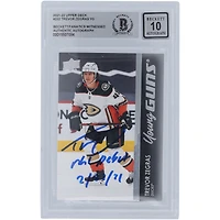 Carte de recrue numéro 10 authentifiée par les fans de Beckett de la série 1 Upper Deck 2021-22 signée Trevor Zegras des Anaheim Ducks avec l'inscription « NHL Debut 2/22/21 »
