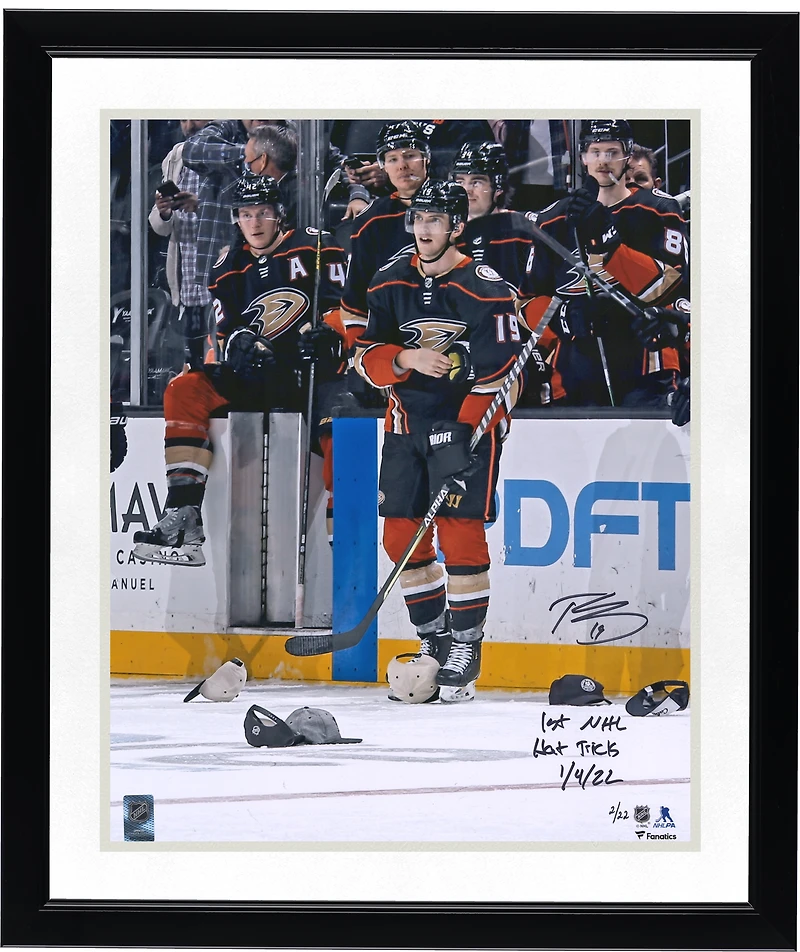 Photo dédicacée de Troy Terry (Anaheim Ducks) célébrant son tour du chapeau (40,6 x 50,8 cm) avec inscription « 1er tour du chapeau en LNH, 01/04/2022 » - Édition limitée à 22 exemplaires