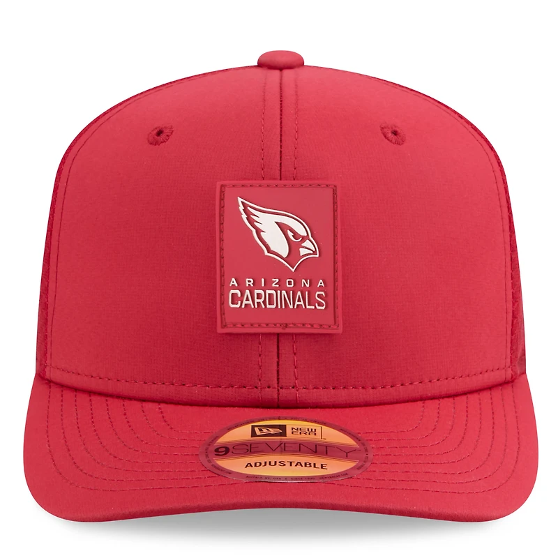 Casquette ajustable New Era Cardinal Arizona Cardinals 2025 Sideline 9SEVENTY Trucker pour homme