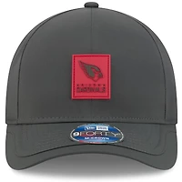 Casquette ajustable 9FORTY M-Crown 2025 Sideline pour homme New Era, couleur charbon, Arizona Cardinals